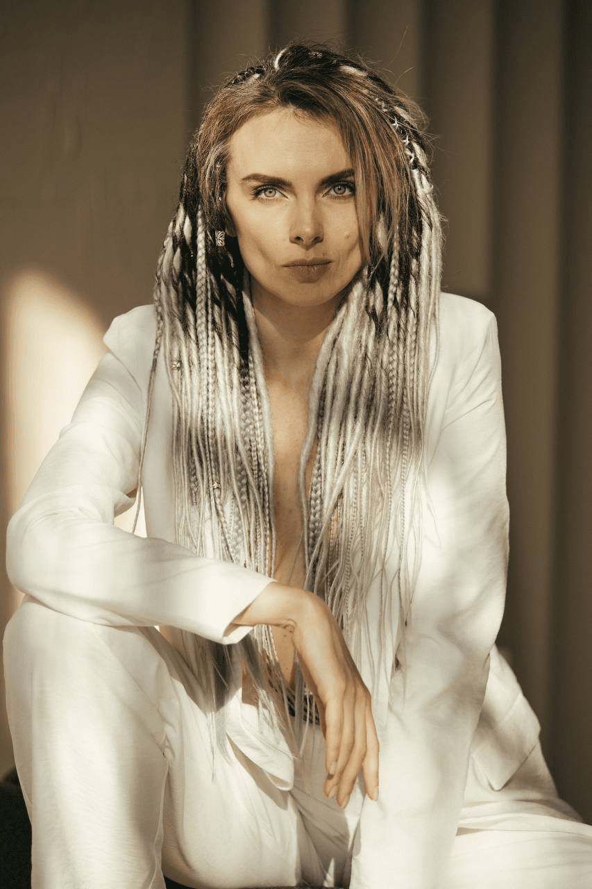 Рио карнавалындағы жалаңаш мулат әйелдері